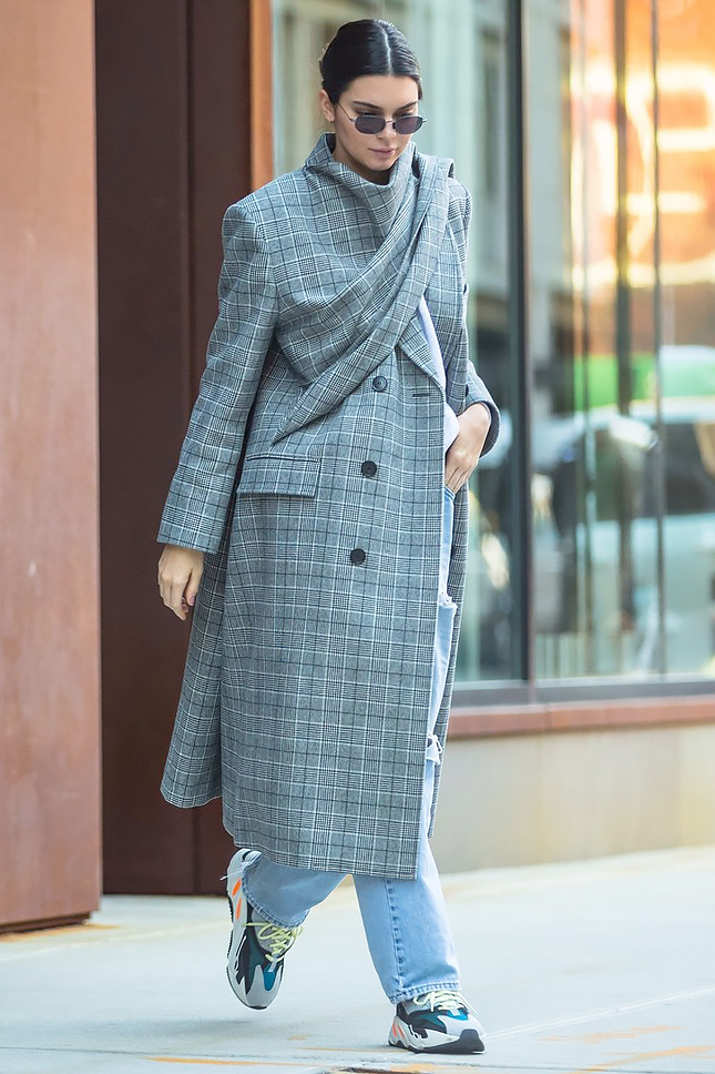 ������� ������� � ������ Balenciaga � ���������� Yeezy Wave Runner 700 � ���-�����